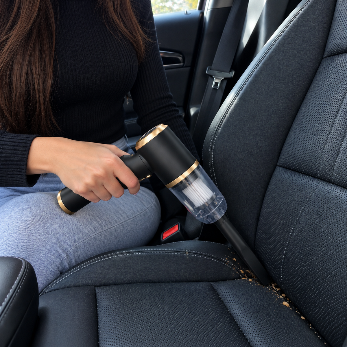 Aspiration de l'intérieur de voiture avec l'aspirateur à main sans fil